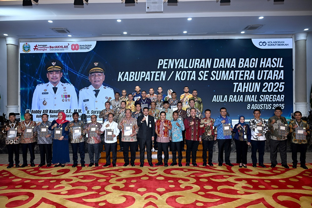 PENYALURAN DBH SE-SUMUT TAHUN 2025
Gubernur Sumatera Utara (Sumut) Bobby Nasution didampingi Sekretaris Daerah Sumut Togap Simangunsong memberikan Dana Bagi Hasil (DBH) kepada Bupati/Walikota Se-Sumut Tahun 2025 di Aula Raja Inal Siregar, Jumat (8/8/2025).