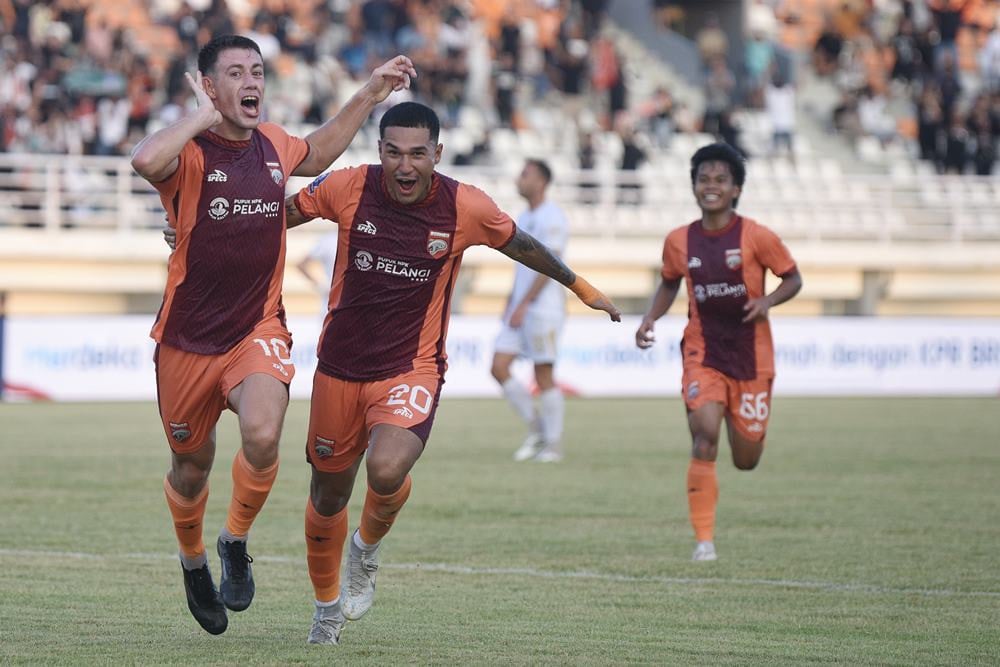 Pesepak bola Borneo FC Mariano Peralta (kiri) mencetak gol ke gawang Bhayangkara Presisi Lampung FC pada pertandingan perdana Super League 2025/2026 di GOR Segiri. ANTARA FOTO/M Risyal Hidayat/nz