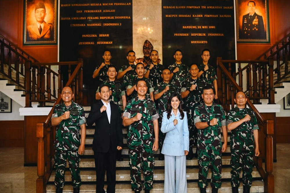 Menkomdigi Meutya Hafid berada di tengah jajaran TNI/Komdigi