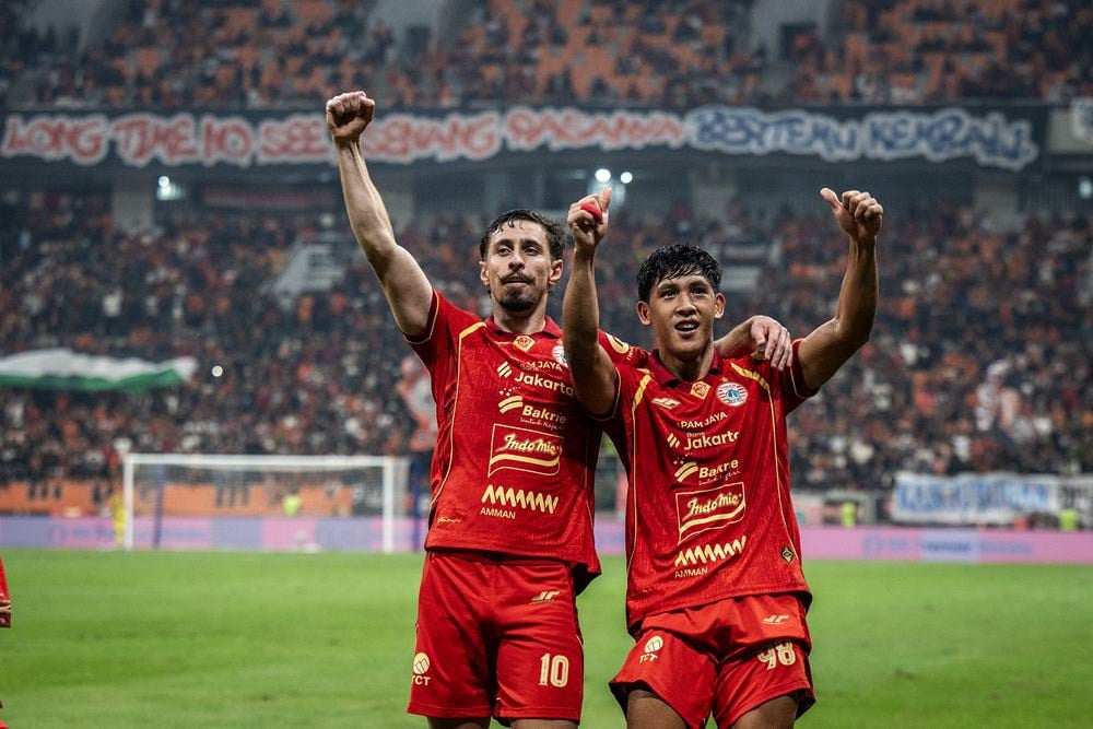 Pemain Persija Jakarta, Eksel Runtukahu (kanan) bersama Gustavo Franca. Persija akan melawan Persita di pekan pertama Indonesia Super League. Prediksi Skor Persija vs Persita 10 Agustus, Susunan Pemain, H2H, Preview/Antara