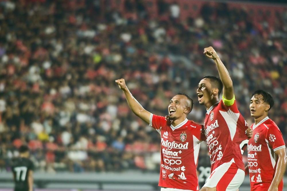 Pesepak bola Bali United Irfan Jaya (kiri) berselebrasi bersama rekannya Ricky Fajrin (tengah) dan Kadek Agung (kanan). Lancar, Ini Link Live Streaming Bali United vs Persik 10 Agustus./Antara