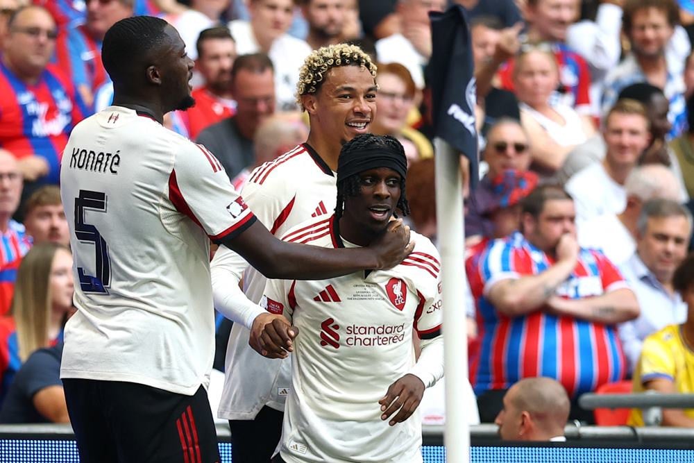 Pemain Liverpool Jeremie Frimpong mencetak gol dan melakukan selebrasi bersama Ibrahima Konate dan Hugo Ekitike. Hasil Crystal Palace vs Liverpool, The Reds Unggul Tipis di Babak Pertama./ Action Images via Reuters/Matthew Childs