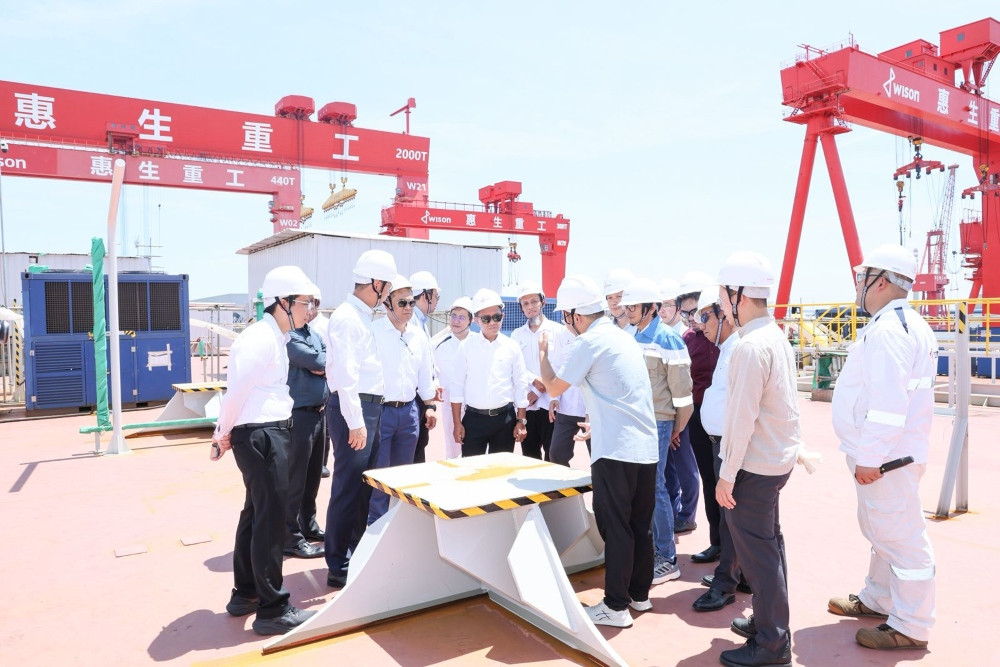 Menteri Energi dan Sumber Daya Mineral (ESDM) Bahlil Lahadalia meninjau pembangunan fasilitas floating liquefied natural gas (FLNG) atau LNG terapung untuk proyek gas Lapangan Asap Kido Merah (AKM) di galangan kapal Wison New Energies, Kota Nantong, China/Dok. Kementerian ESDM