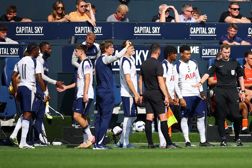 Pelatih Thomas Frank dan pemain Tottenham Hotspur.