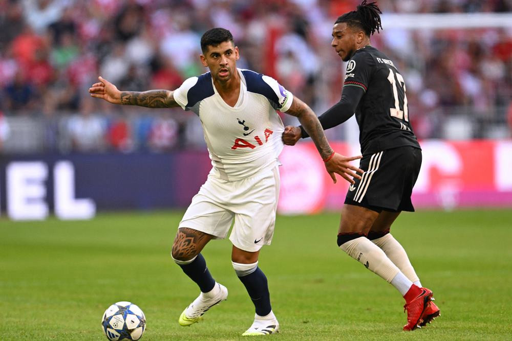 Pemain Tottenham Hotspur, Cristian Romero bersama penggawa Bayern Munich, Michael Olise/ REUTERS-Angelika Warmuth