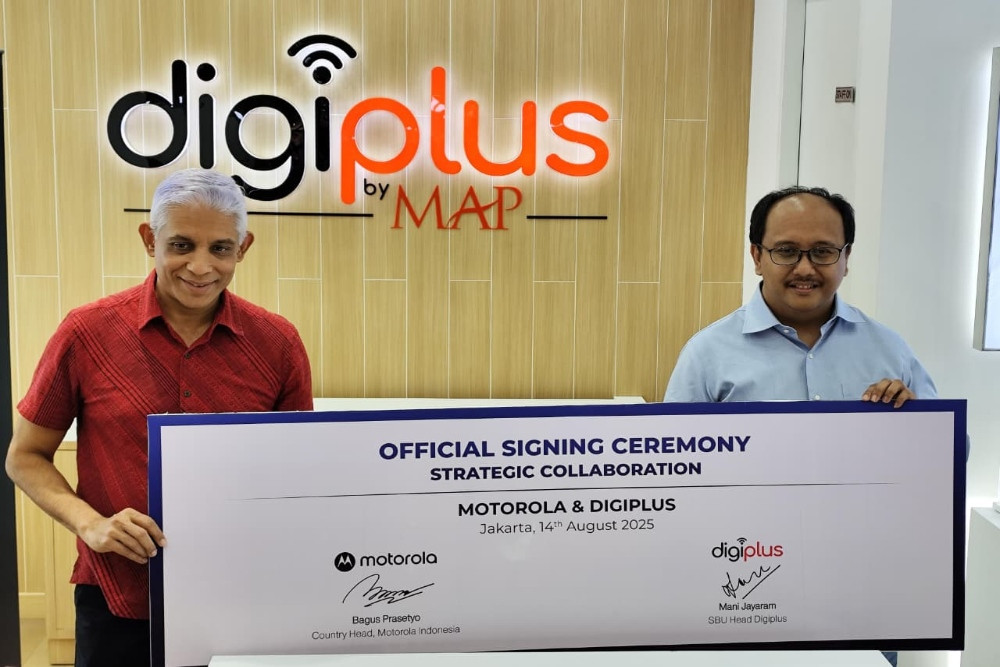 (Kiri ke kanan) SBU Head Digiplus, Mani Jayaram dan Country Head Motorola Indonesia, Bagus Prasetyo menandatangani kesepakatan kerjasama strategis Motorola-Digiplus, di Jakarta (14/8/2025)