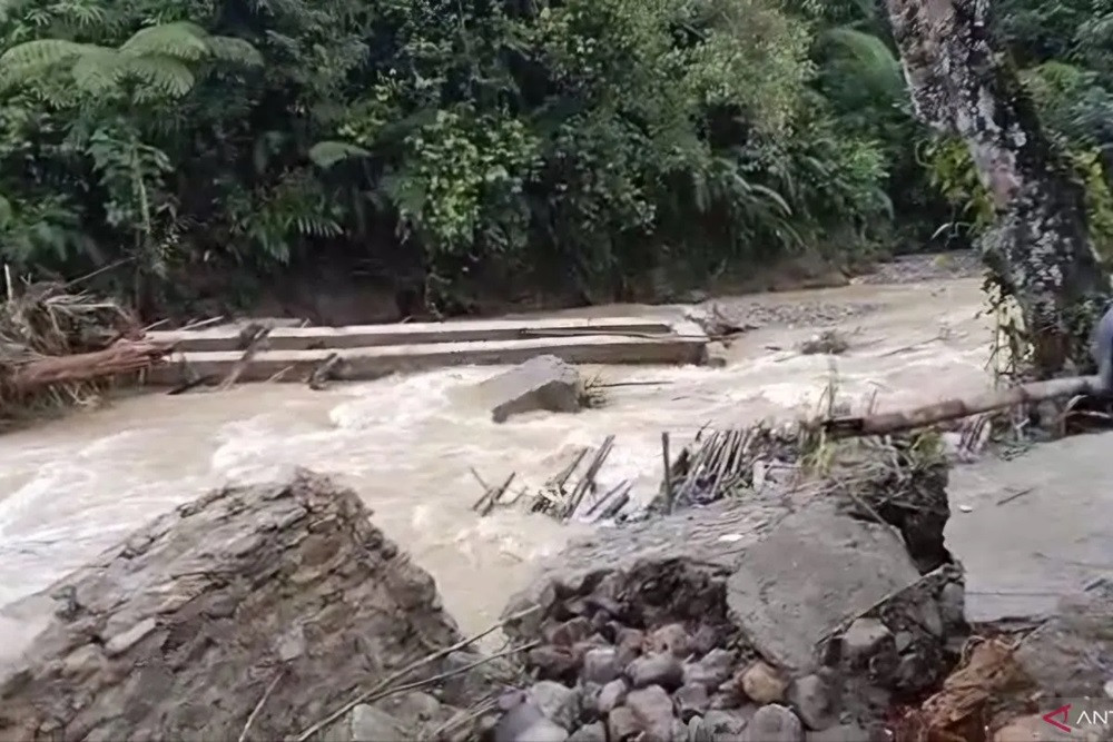 Viral Bidan Seberangi Sungai, Banpres Dikucurkan Rp25,5 Miliar untuk Bangun Jembatan di Pasaman