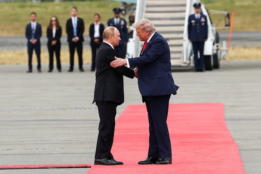 Trump Sambut Hangat Putin di Alaska, Keakraban di Tengah Ketegangan Ukraina