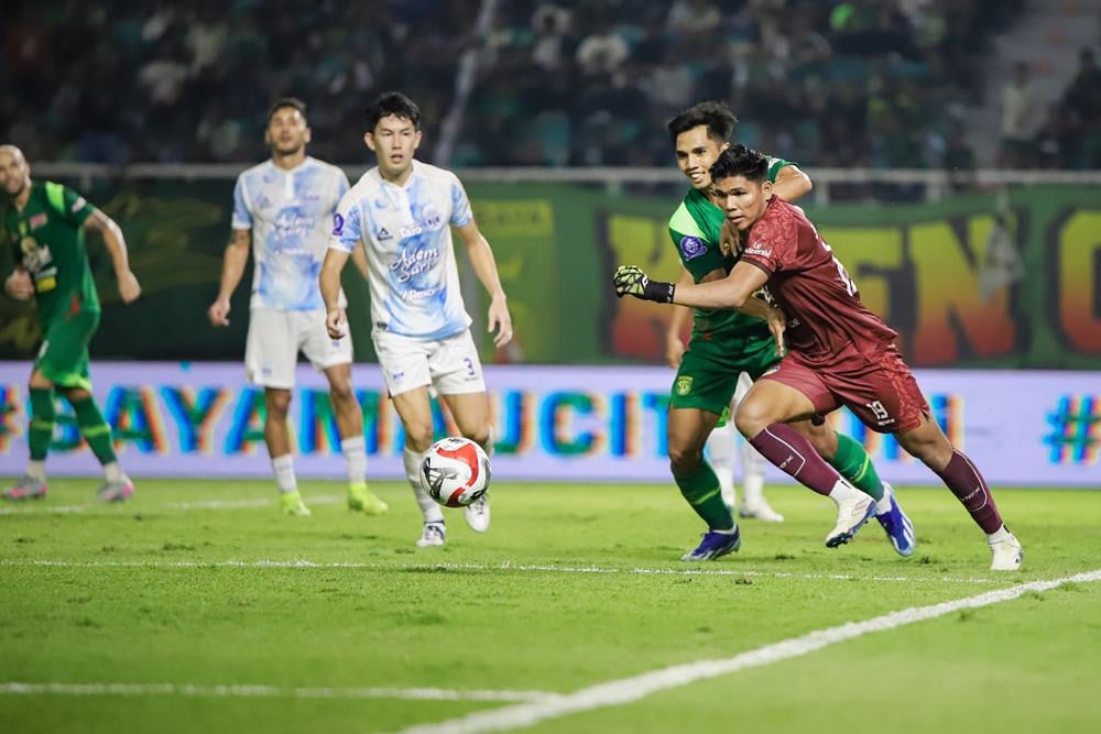 Penjaga gawang PSIM Yogyakarta Cahya Supriadi (kanan). PSIM akan menjamu Arema FC pada laga kedua Super League di Stadion Sultan Agung. Prediksi Skor PSIM Vs Arema FC 16 Agustus, Susunan Pemain, H2H, Preview./Antara