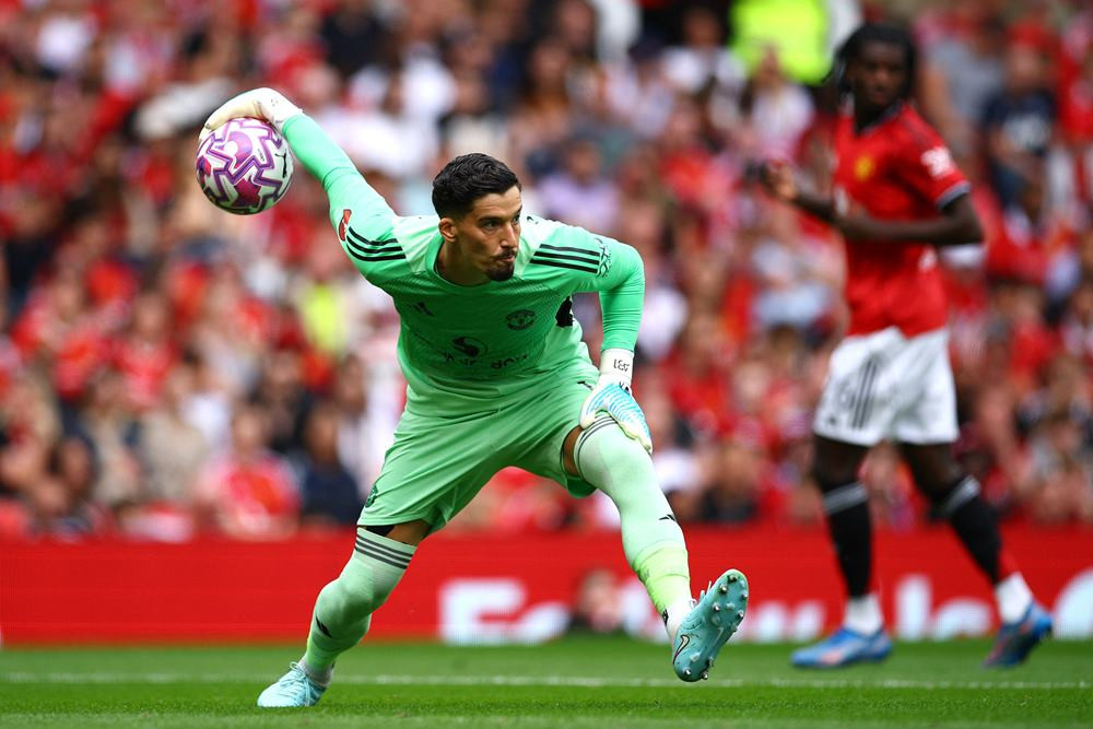 Kiper Manchester United, Altay Bayindir in action Action Images via Reuters-Andrew Boyers