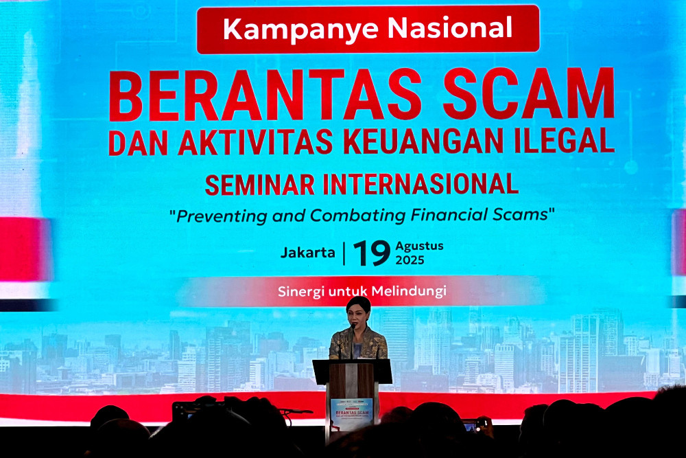 Kepala Eksekutif Pengawas Perilaku Pelaku Usaha Jasa Keuangan, Edukasi, dan Pelindungan Konsumen OJK Friderica Widyasari Dewi di acara launching kampanye nasional berantas scam dan aktivitas keuangan ilegal, di Jakarta, Selasa (19/8/2025). / Bisnis-Annisa Nurul Amara