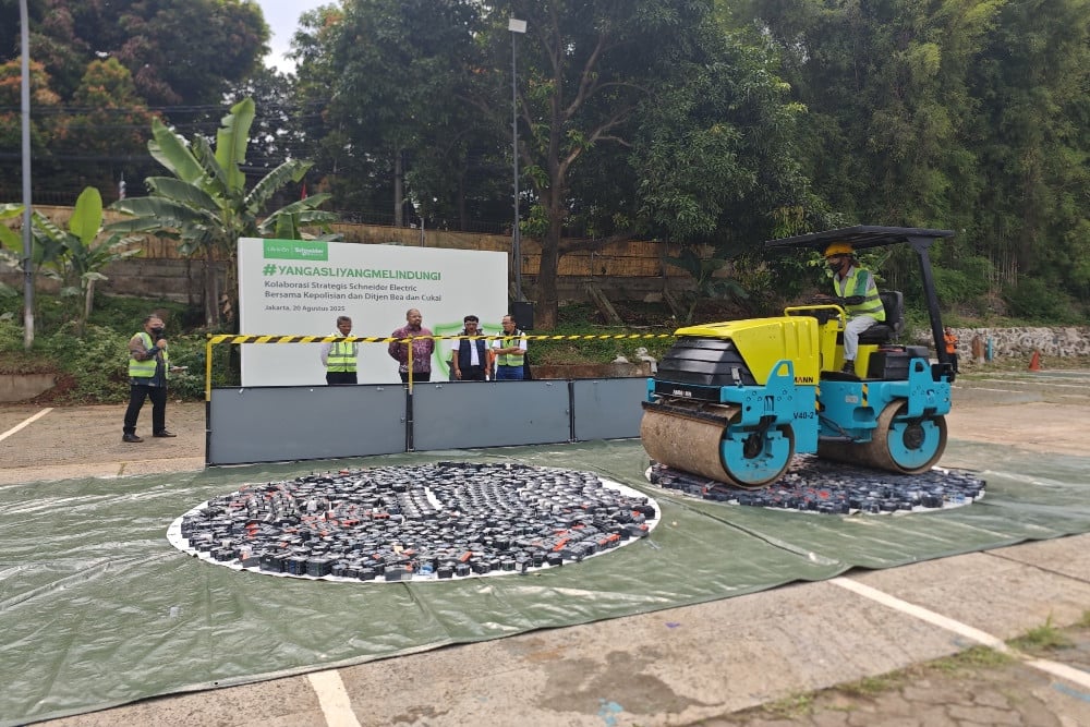 Inisiatif pemusnahan lebih dari 30.000 alat kelistrikan palsu oleh Schneider Electric bersama Bea Cukai-Polri di Jakarta (20/8/2025)