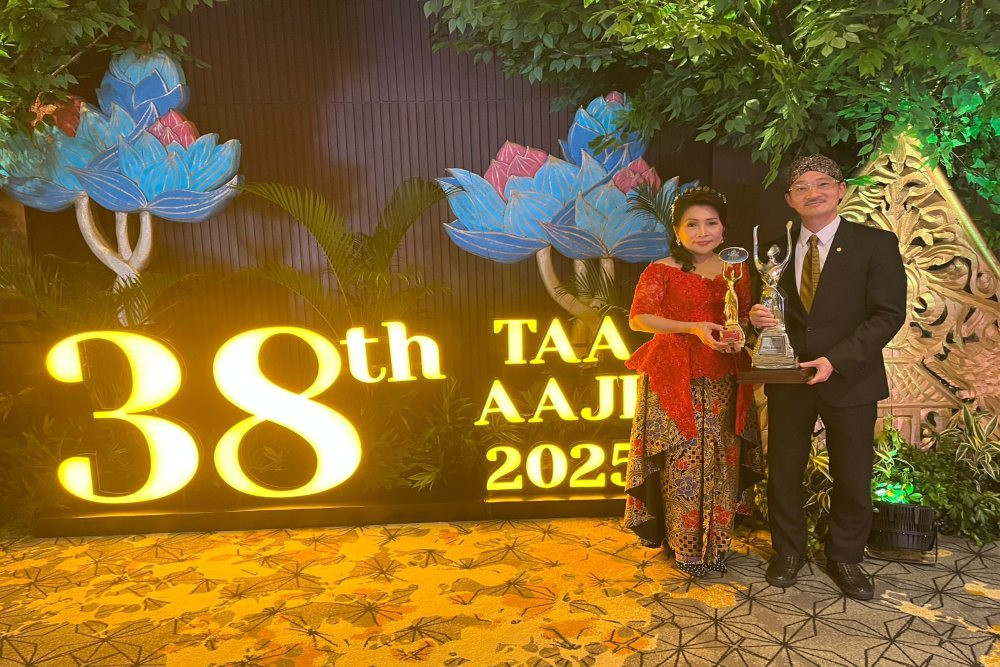 Intan Dewi dari Sun Life Indonesia dinobatkan sebagai agen asuransi terbaik oleh AAJI 2025 karena kontribusinya dalam meningkatkan literasi keuangan di Pekalongan/Sun Life