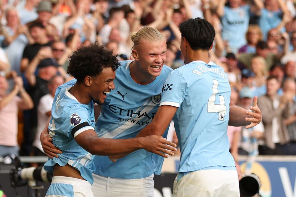Pemain Manchester City, Erling Haaland dan Oscar Bobb /REUTERS-Chris Radburn