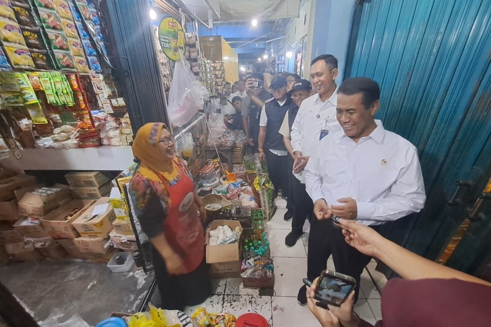 Menteri Pertanian Amran Sulaiman didampingi Direktur Utama Bulog Ahmad Rizal Ramdhani mengunjungi Pasar Bulu, Kota Semarang. /Bisnis - M. Faisal Nur Ikhsan