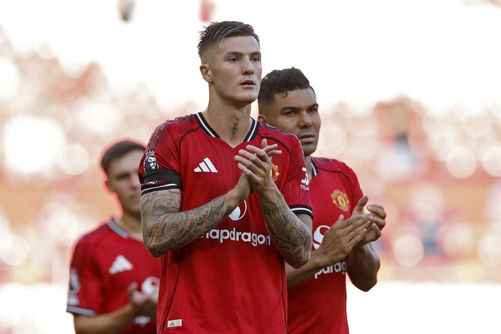 Pemain Manchester United, Benjamin Sesko dan Casemiro. Fulham akan menjamu MU pada pekan kedua Liga Inggris di Craven Cottage. Prediksi Skor Fulham vs Manchester United 24 Agustus, Susunan Pemain, H2H./Reuters-Jason Cairnduff