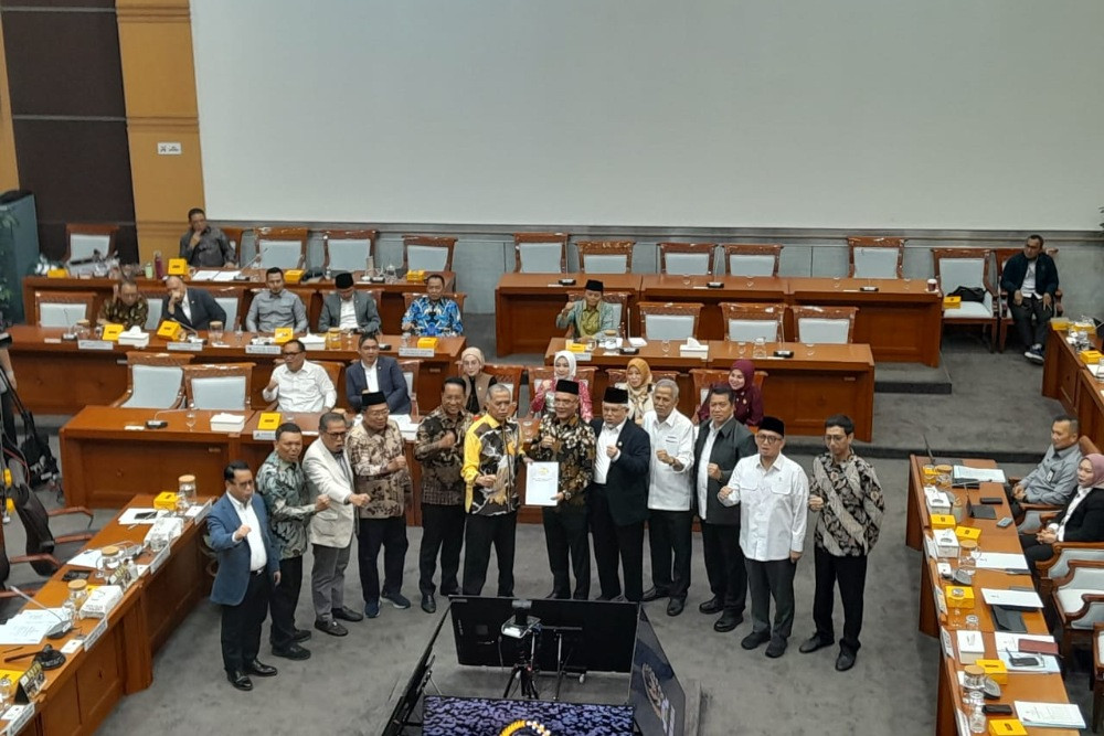 Penandatanganan Kesepakatan dan Persetujuan oleh Fraksi dan Pemerintah terkait RUU Perubahan Ketiga atas Undang-Undang Nomor 8 Tahun 2019 tentang Penyelenggaraan Ibadah Haji dan Umrah, di Ruang Komisi VIII DPR RI, Senin (25/8/2025). JIBI/Sulthon Sulung Kandiyas