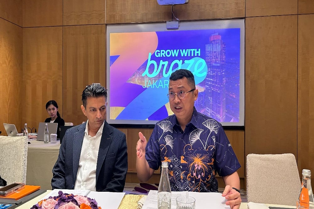 (Kiri ke kanan) Country Director Braze Indonesia, Franz Sihaloho dan Wakil Presiden APAC & GCC Braze, Shahid Nizami dalam Media Briefing and Small Group Media Interview-Grow with Braze di Jakarta pada Rabu (27/8/2025).