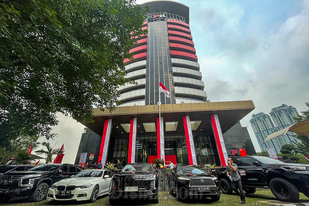 Petugas melintas di depan mobil sitaan di Gedung KPK, Jakarta, Kamis, (21/8/2025). Komisi Pemberantasan Korupsi (KPK) melakukan Operasi Tangkap Tangan (OTT) terhadap Wakil Menteri Ketenagakerjaan Immanuel Ebenezer, pada Rabu (20/8/2025) malam. KPK telah menyita 22 kendaraan hingga Kamis (21/8) sore yakni 15 mobil dan 7 motor.