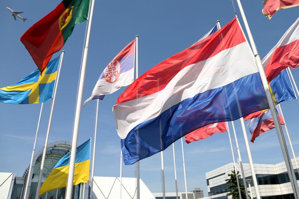 Bendera Belanda bersama sejumlah bendera negara lain berkibar di depan Eurocontrol, Brussels, Belgia pada Jumat (18/7/2014). / Reuters-Francois Lenoir