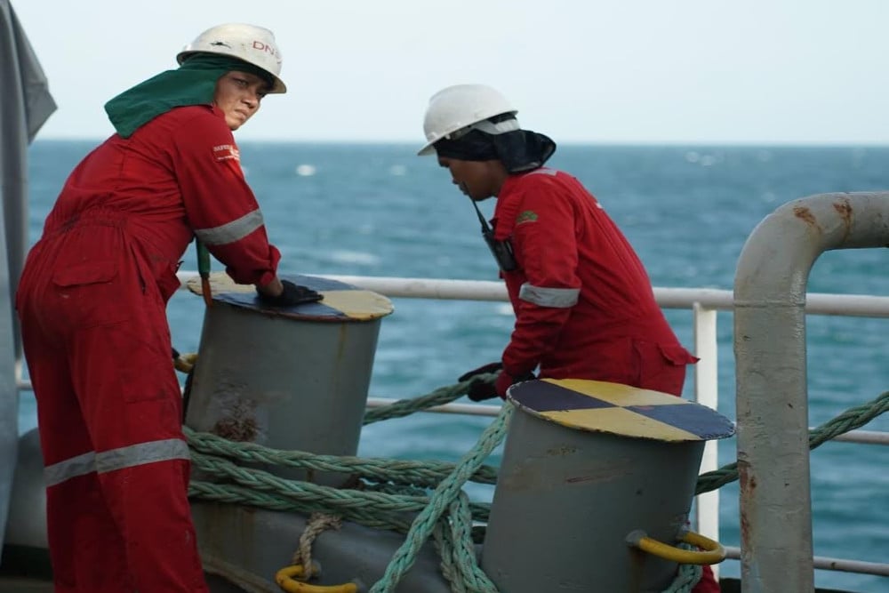 Pekerja memperbaiki kabel laut yang putus di Laut Arafuru/Instagram Telkom