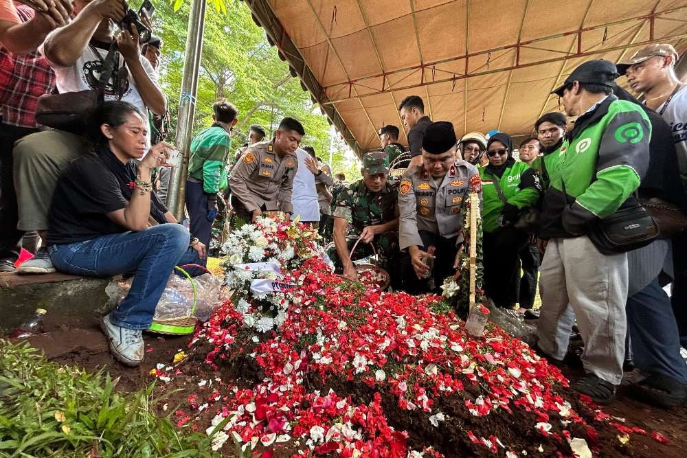 Kapolda dan Wakapolda Metro Jaya Ikut Tabur Bunga di Pemakaman Affan Kurniawan/Fahri
