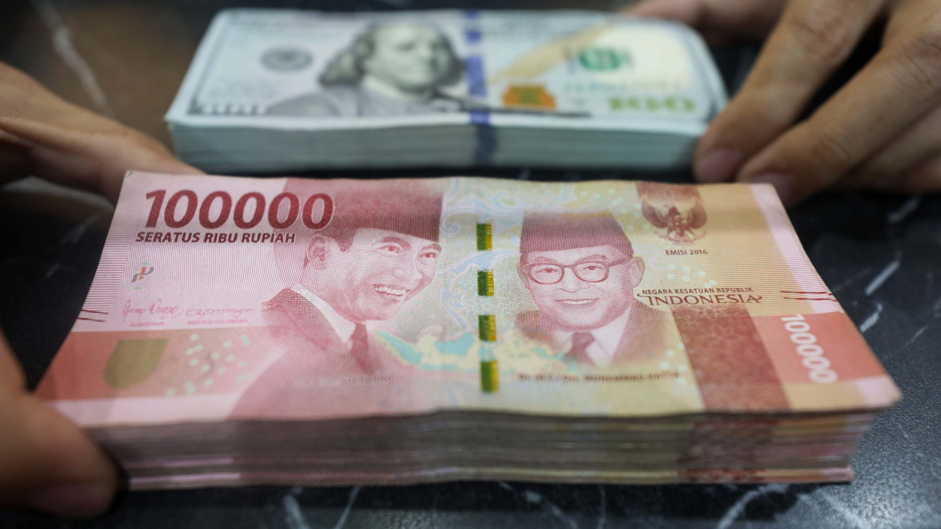 Deposit Rate Hike Controversy: Dollar Repatriation vs Rupiah Stability