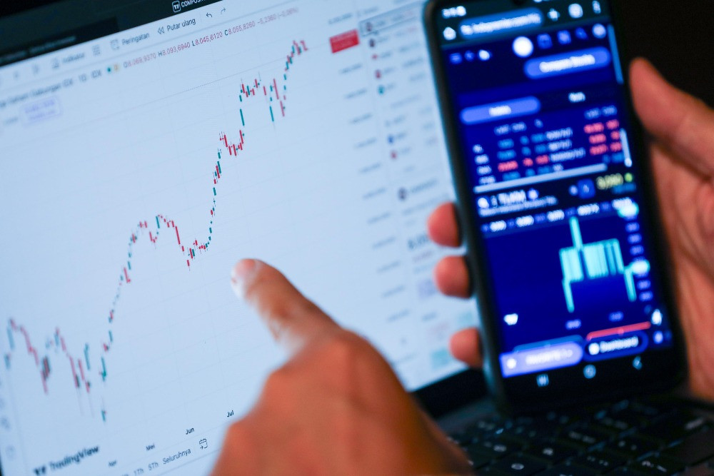 IHSG Berpeluang Rebound Hari Ini (9/10), Cermati Saham AKRA hingga INDF