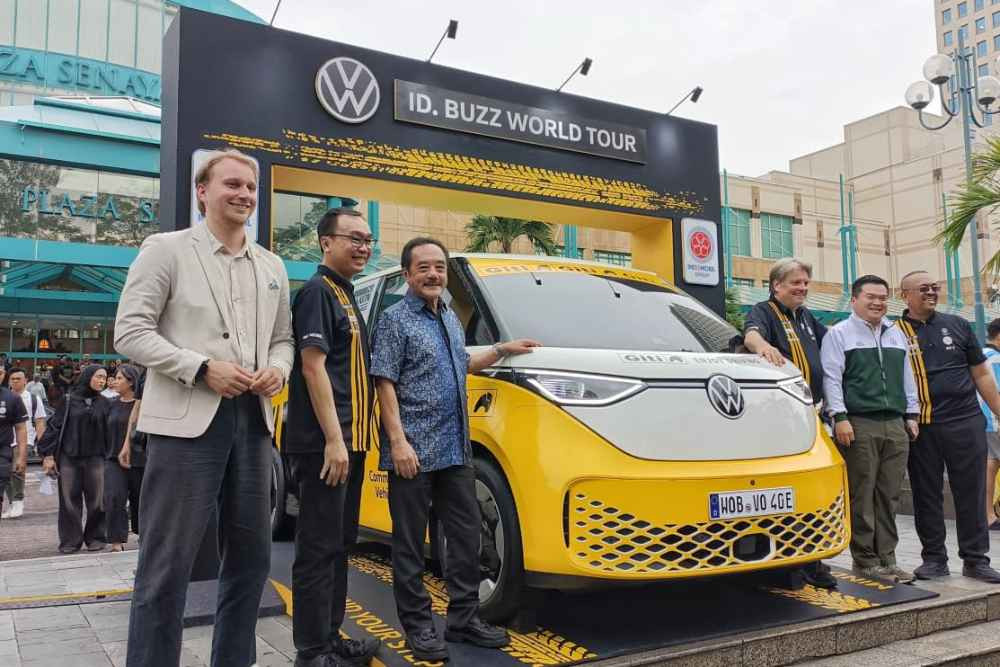 Pria Asal Jerman Ini Coba Pecahkan Rekor Keliling Dunia Naik Mobil Listrik VW ID Buzz