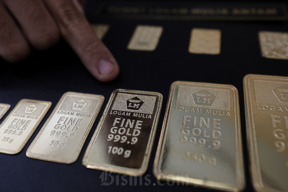 Karyawan memperlihatkan logam mulia Antam di Jakarta, Selasa (20/5/2025). Bisnis/Arief Hermawan P