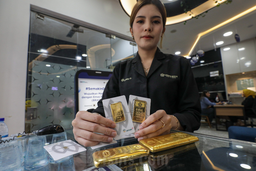 Karyawati memperlihatkan logam mulia di Butik Emas Logam Mulia Antam, Jakarta, Senin (2/6/2025). Bisnis/Arief Hermawan P