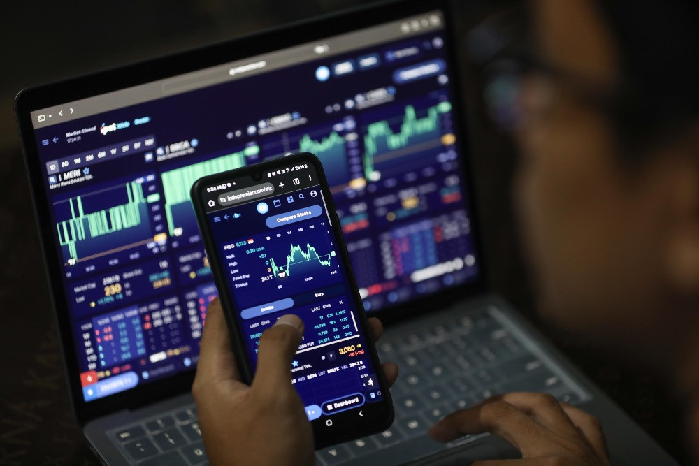 Investor mengamati data saham menggunakan gawai di Jakarta, Senin (29/9/2025)./Bisnis/Himawan L Nugraha