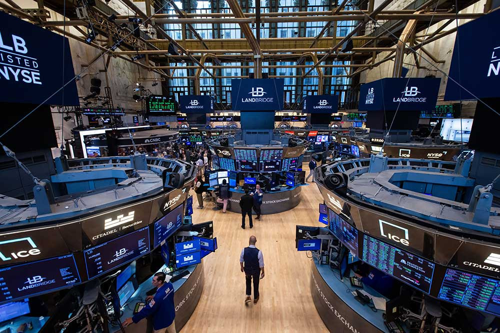 Pialang berada di lantai Bursa Efek New York (NYSE) di New York, Amerika Serikat. / Bloomberg-Michael Nagle