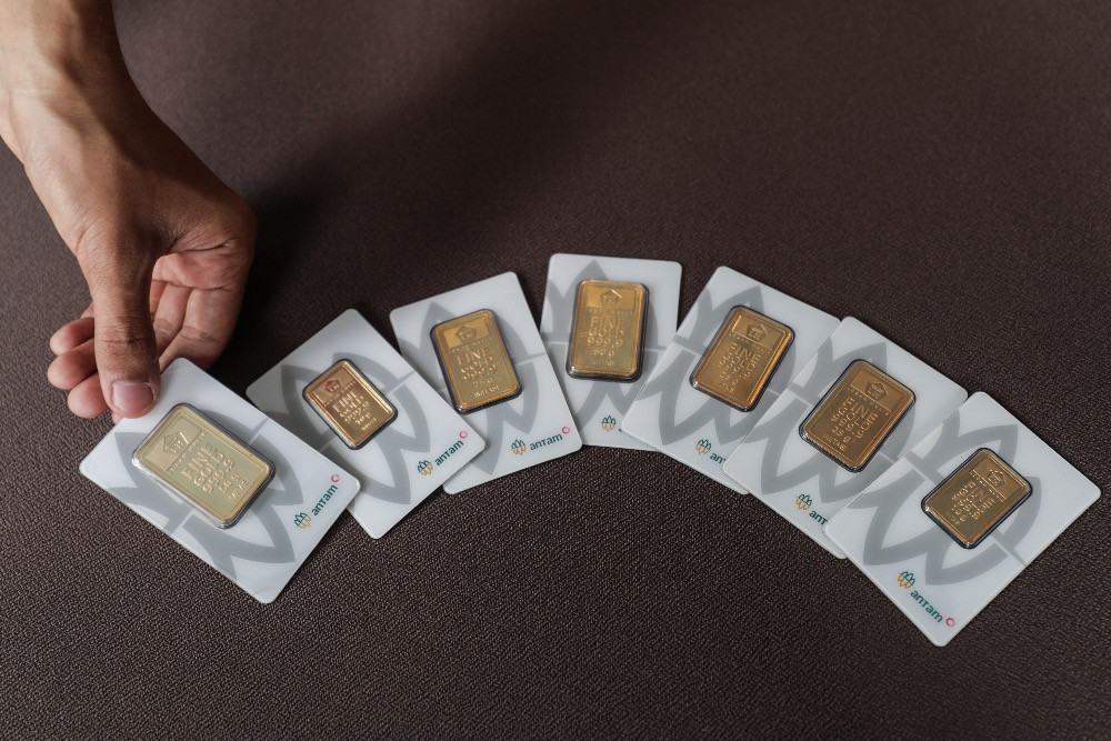 Karyawan menunjukkan emas logam mulia Antam di Jakarta, Selasa (22/4/2025)./JIBI/Bisnis/Fanny Kusumawardhani