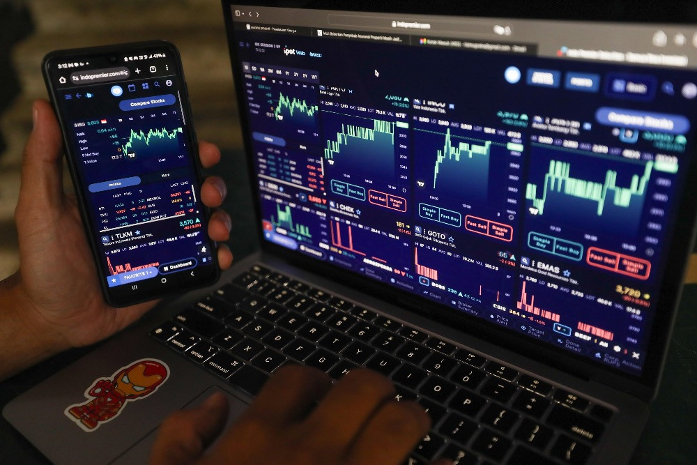 Investor mengamati pergerakan harga saham di Jakarta, Selasa (18/11/2025)./JIBI/Bisnis/Arief Hermawan P