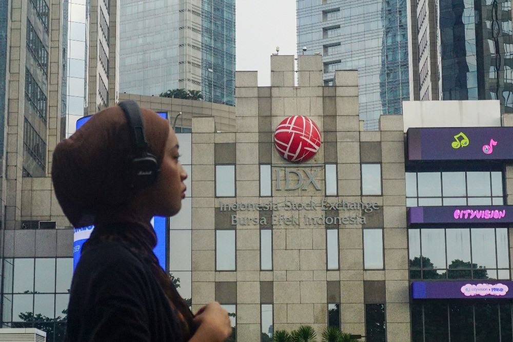 Warga melintasi gedung PT Bursa Efek Indonesia di Jakarta, Minggu (28/9/2025)./JIBI/Bisnis/Eusebio Chrysnamurti