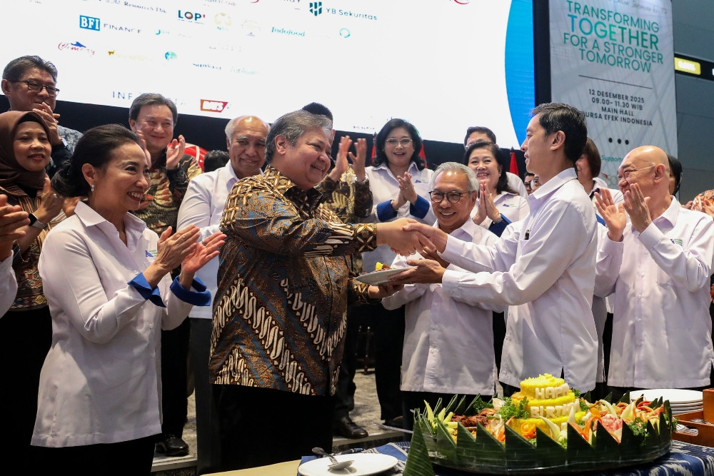 Menteri Koordinator Bidang Perekonomian Airlangga Hartarto (ketiga kiri) bersama dengan Ketua Umum Asosiasi Emiten Indonesia (AEI) Armand Wahyudi Hartono (kedua kanan), Ketua Dewan Kehormatan Budiarsa Sastrawinata (ketiga kanan), Anggota Dewan Penasihat Haryanto Adikoesoemo (kanan), Anggota Dewan Penasihat Theo Lekatompessy (kedua kiri) dan Bendahara Umum Hedy Maria Helena Lapian saat acara HUT AEI ke-37 di Jakarta, Jumat (12/12/2025). JIBI/Bisnis/Eusebio Chrysnamurti