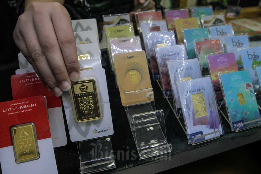 Karyawan menunjukkan emas batangan di Galeri 24 Pegadaian, Jakarta, Rabu (6/7/2022). Bisnis/Fanny Kusumawardhani