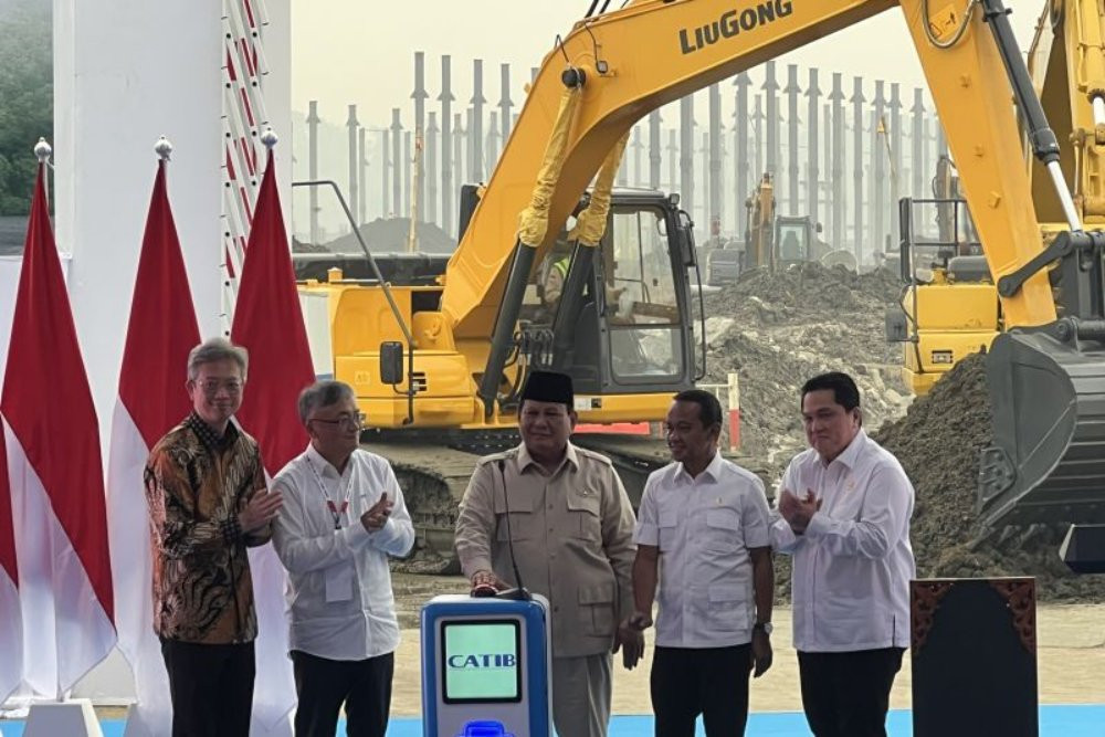Presiden Prabowo Subianto dan menteri kabinet Merah Putih dalam acara peresmian peletakan batu pertama (groundbreaking) pembangunan proyek Ekosistem Industri Baterai Kendaraan Listrik Terintegrasi Konsorsium ANTAM-IBC-CBL di Kawasan Artha Industrial Hills (AIH), Karawang, Jawa Barat, Minggu (29/6/2025). ANTARA/Fathur Rochman