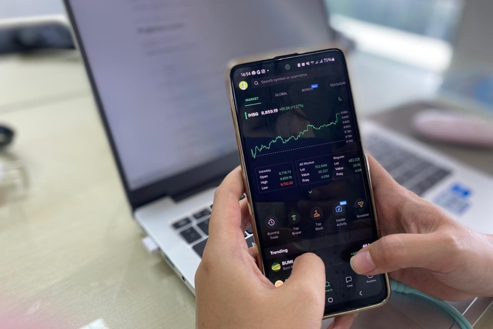 Investor memantau IHSG pada Senin (5/1/2025) yang menyentuh ATH di level 8.859,19./JIBI-Ana Noviani