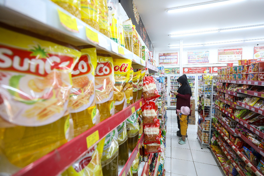 Pengunjung berbelanja di gerai Alfamart di Kabupaten Bogor, Jawa Barat, Rabu (18/6/2025). Bisnis/Abdurachman