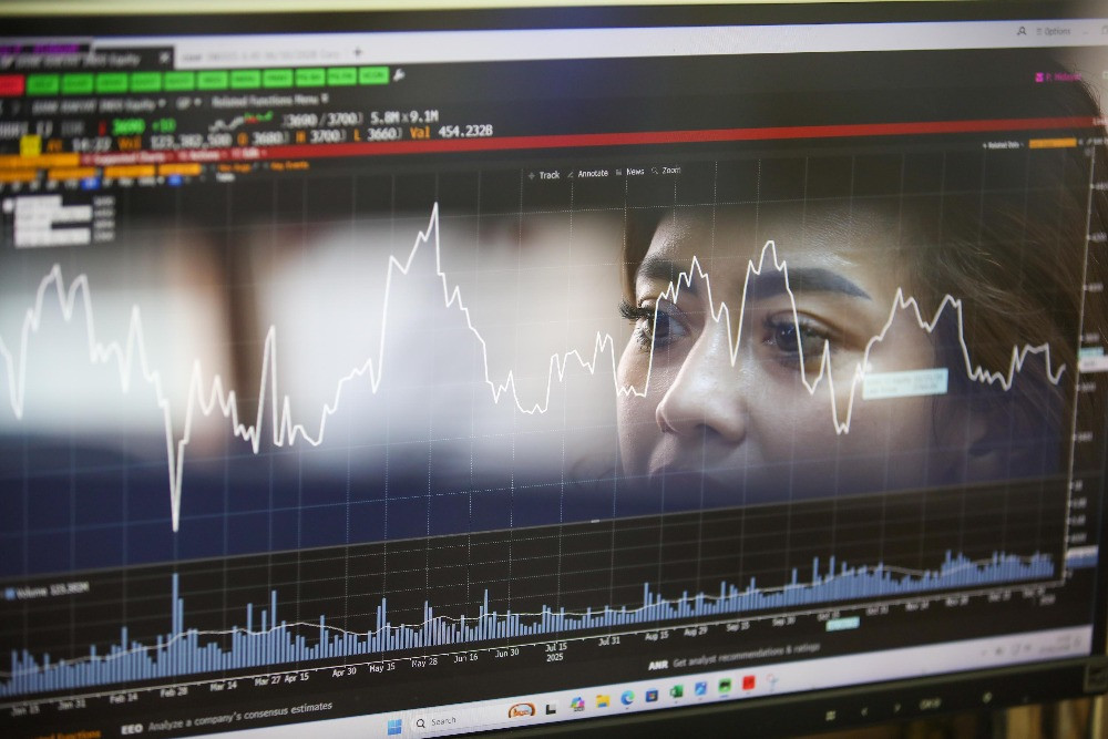 Pegawai mengamati data pergerakan saham di kantor BRI Danareksa Sekuritas di Jakarta, Rabu (7/1/2026). Berdasarkan data RTI Infokom, pada pukul 16.00 WIB, IHSG ditutup pada posisi 8.944,81 atau naik 0,13%./Bisnis/Himawan L Nugraha