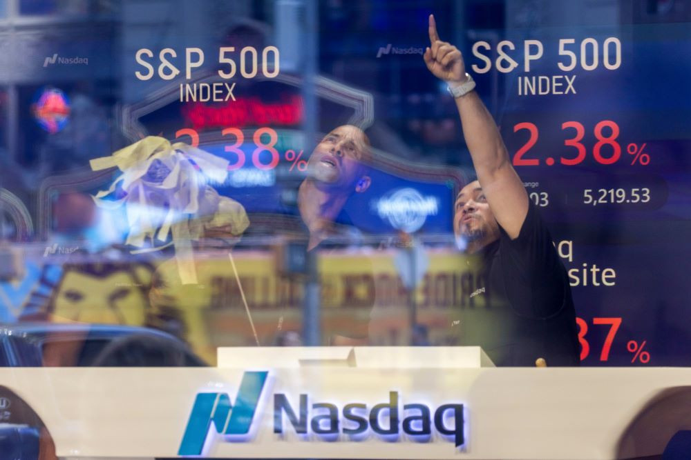 Informasi pasar saham di Nasdaq MarketSite di New York, AS, Senin, 5 Agustus 2024. Aksi jual pasar global semakin dalam karena kekhawatiran terhadap resesi ekonomi AS semakin meningkat./Bloomberg-Michael Nagle