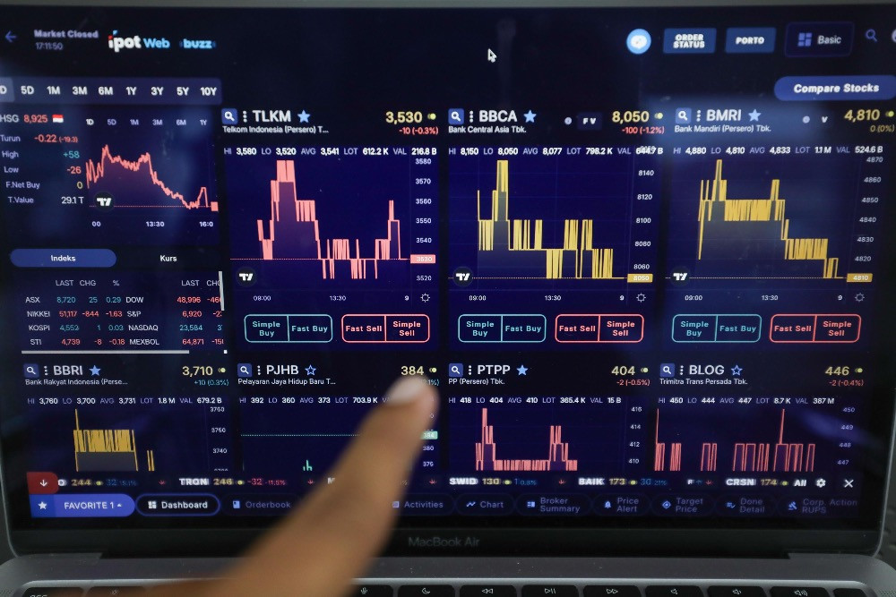 Investor mengamati data pergerakan saham di Jakarta, Kamis (8/1/2026). Berdasarkan data Bursa Efek Indonesia (BEI), IHSG ditutup melemah 0,22% atau 19,34 poin menuju 8.925,47./Bisnis/Himawan L Nugraha