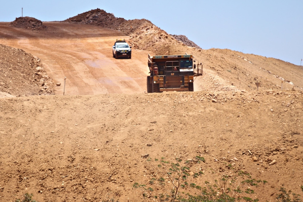Kendaraan pengangkut material di area Tambang Emas Tujuh Bukit, Kab. Banyuwangi, Jawa Timur, yang dikelola oleh PT Bumi Suksesindo (BSI), salah satu anak perusahaan PT Merdeka Copper Gold Tbk. /Bisnis - Syaharuddin Umngelo