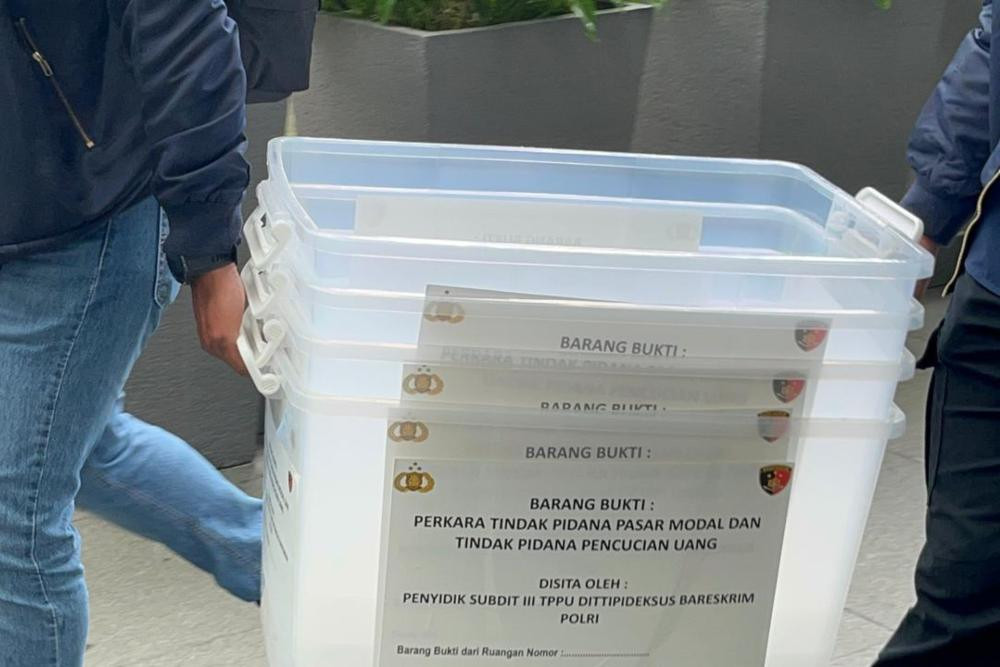 Penyidik Direktorat Pidana Khusus (Dittpideksus) Bareskrim Polri di kantor PT Shinhan Sekuritas di Equity Tower, Jakarta Selatan, pada  Selasa (3/2/2026)/Bisnis-Anshary Madya Sukma