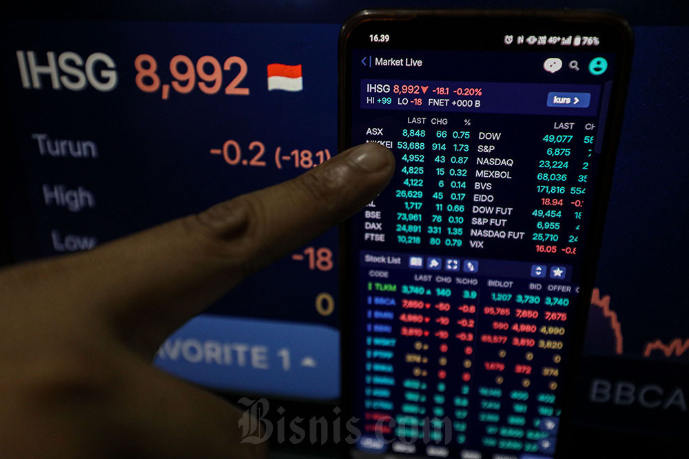 Investor mengamati pergerakan Indeks Harga Saham Gabungan (IHSG) di Jakarta, Kamis (22/1/2026). Bisnis/Eusebio Chrysnamurti