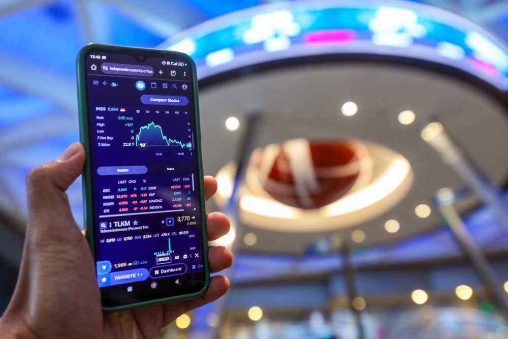 Investor memantu Indeks Harga Saham Gabungan (IHSG) di Jakarta, Senin (26/1/2026). Bisnis/Abdurachman