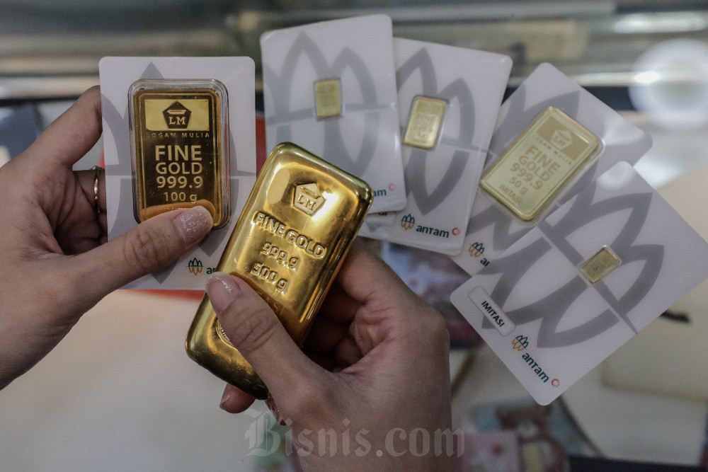 Karyawati memperlihatkan logam mulia Antam di Jakarta, Selasa (17/6/2025). Bisnis/Arief Hermawan P
