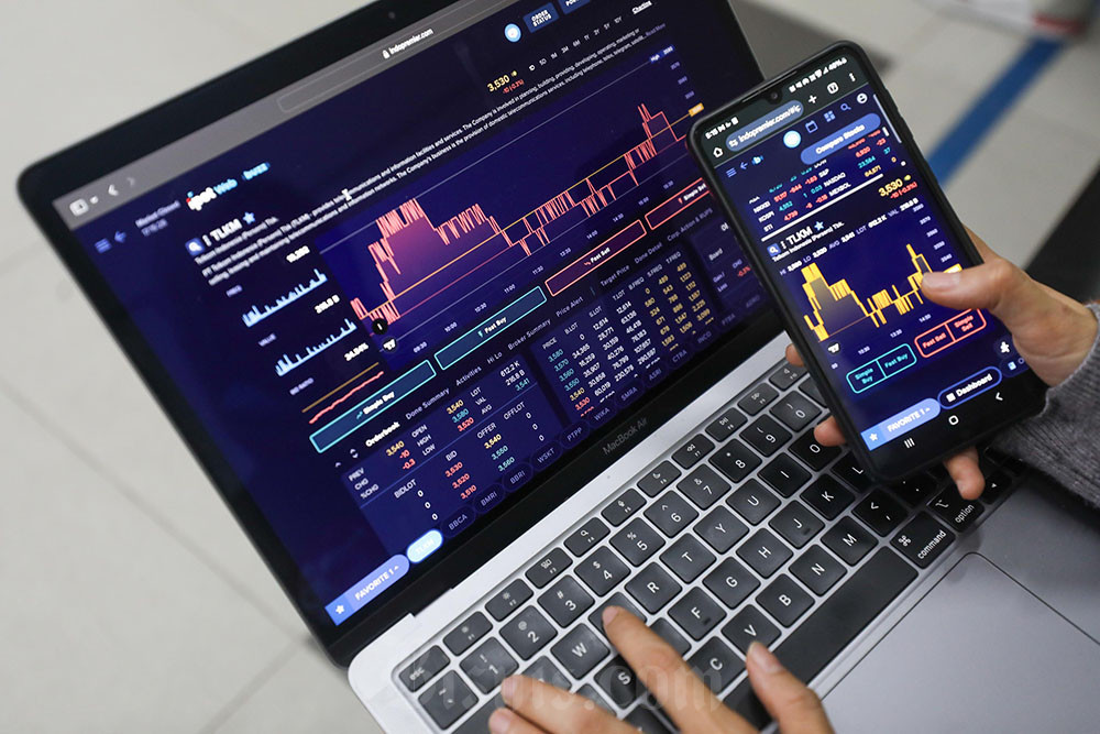 Investor mengamati data pergerakan saham di Jakarta, Kamis (8/1/2026). Bisnis/Himawan L Nugraha